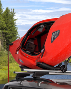 Gli accessori per barre portatutto per sport acquatici consentono un trasporto ancora piùsemplice e sicurodell’attrezzatura per gli sport acquatici